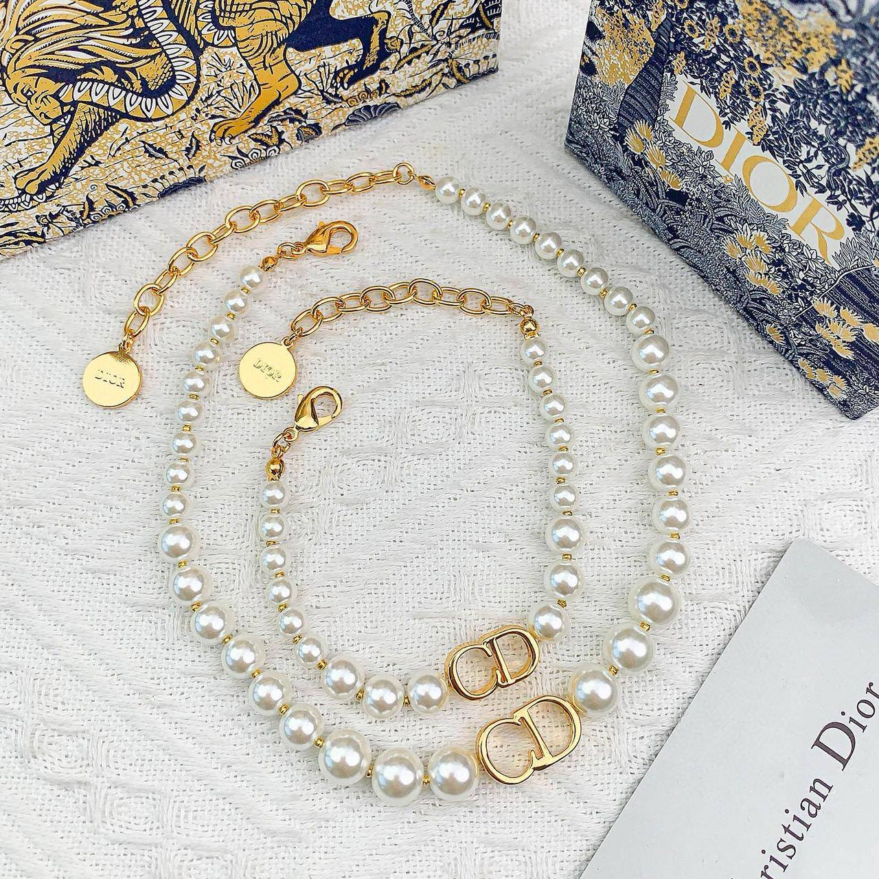 DIOR
  
   _*SET*_ 💎
      ⭐✨💫
110 dhs🌺
 *MASTER QUALITY*

With Box And Paper BAG 🎁🛍️

Zain89
♥️♥️♥️