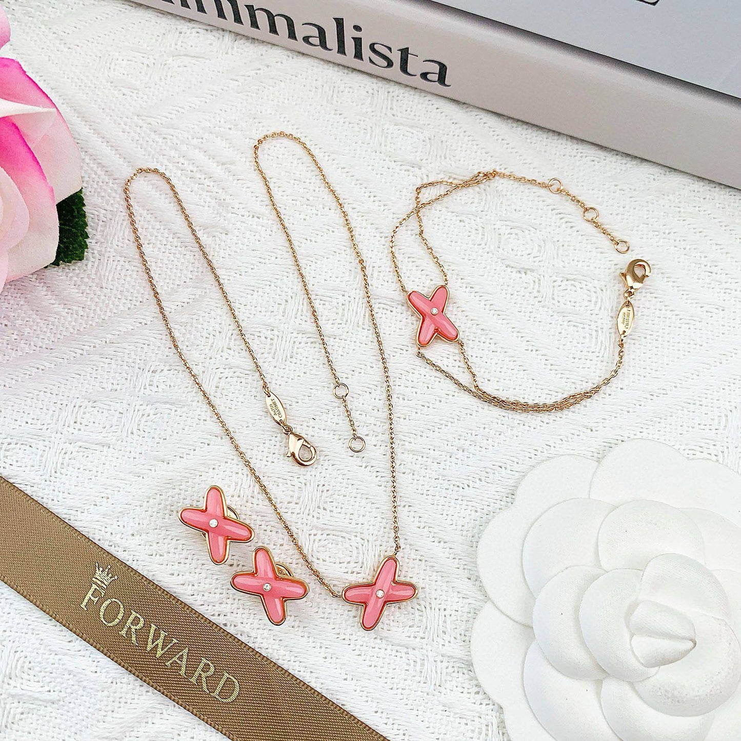 CHOUMET SET 
MASTER ✨💫
NECKLACE
BRACELET 
EARRING
160 DHS🇦🇪🇦🇪
WITH BOX AND PAPER BAG🛍️🎁

Zain89
❣️❣️❣️