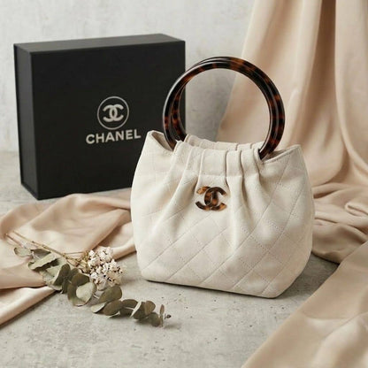 CHANEL ʜᴏʙᴏ ʜᴀɴᴅʙᴀɢ
ᴛᴏʀᴛᴏɪsᴇsʜᴇʟʟ sᴛʏʟᴇ ᴘʟᴇxɪɢʟᴀss
ɢᴏʟᴅ ᴛᴏɴᴇ ᴍᴇᴛᴀʟ 
ᴅᴏᴜʙʟᴇ C ʟᴏɢᴏ
sᴜᴇᴅᴇ ᴍᴀᴛᴇʀɪᴀʟ
sɪᴢᴇ : 15 x 7 x 17 cm
ᴡɪᴛʜ BOX
🎁🎁🎁

80 dhs✅

Zain31
♥️♥️♥️