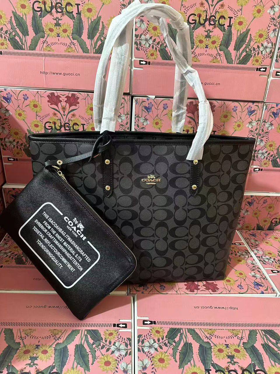 Coach 
100 dhs✅
with box
size 42×14×30cm

Zain42
♥️♥️♥️