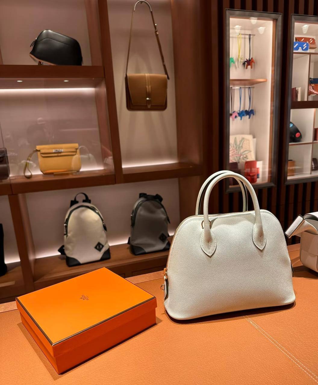 Hermes
Size :    25cm
100 dhs✅
withbox
high quality

Zain04
♥️♥️♥️
