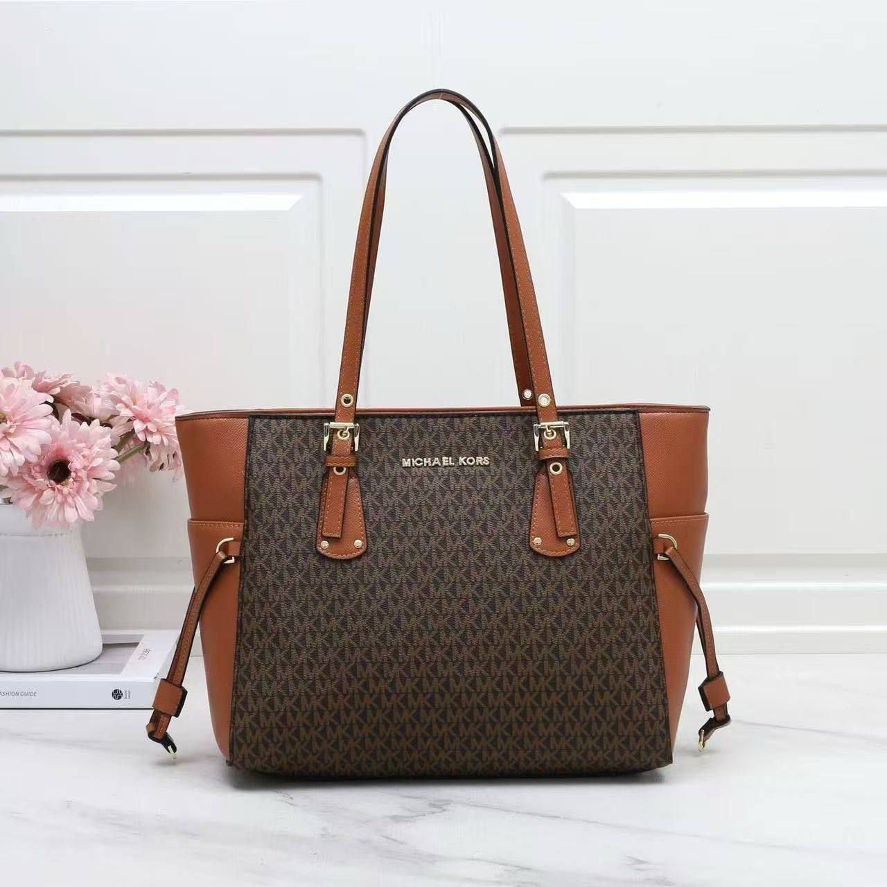 Mk  
size:33×27×14 
100 dhs✅

Zain114
♥️♥️♥️