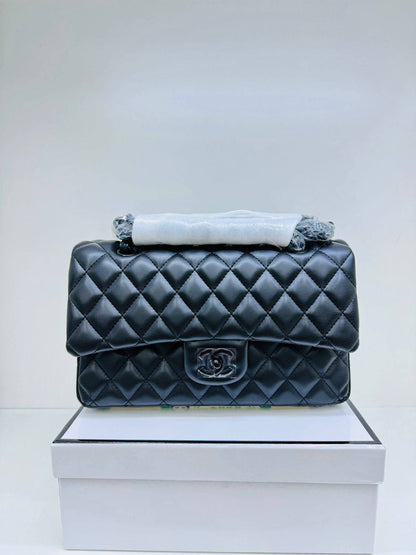 Chanel
High quality
115 dhs❤️

with box
🎁🎁🎁

Zain136
♥️♥️♥️