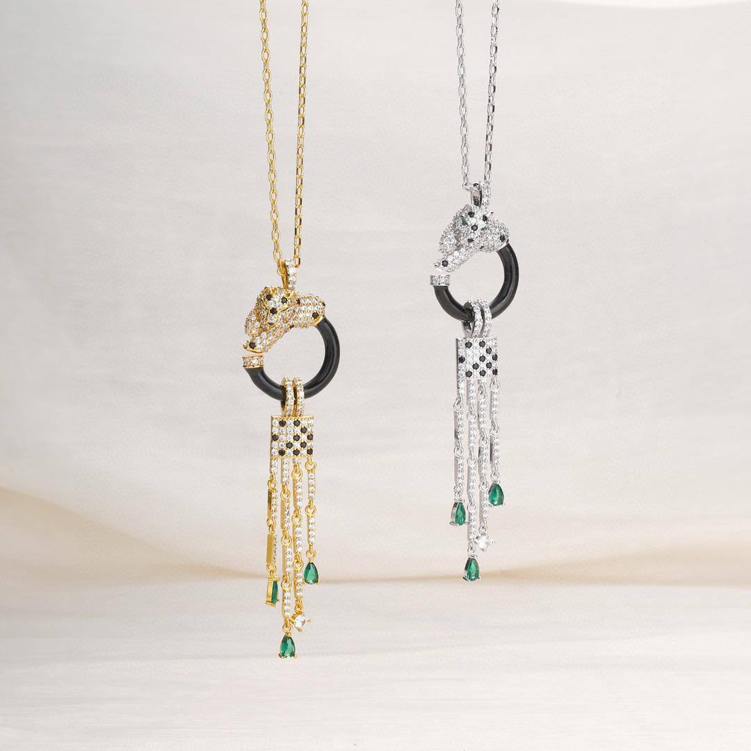 Cartier ❤️‍🔥*
Necklace 🦋
Earring💥
Master quality 💯
With normal boxes 📦 
170 dhs🪙💚
With master box 🗃️ 
220 dhs🪙💚

Zain216
♥️♥️
