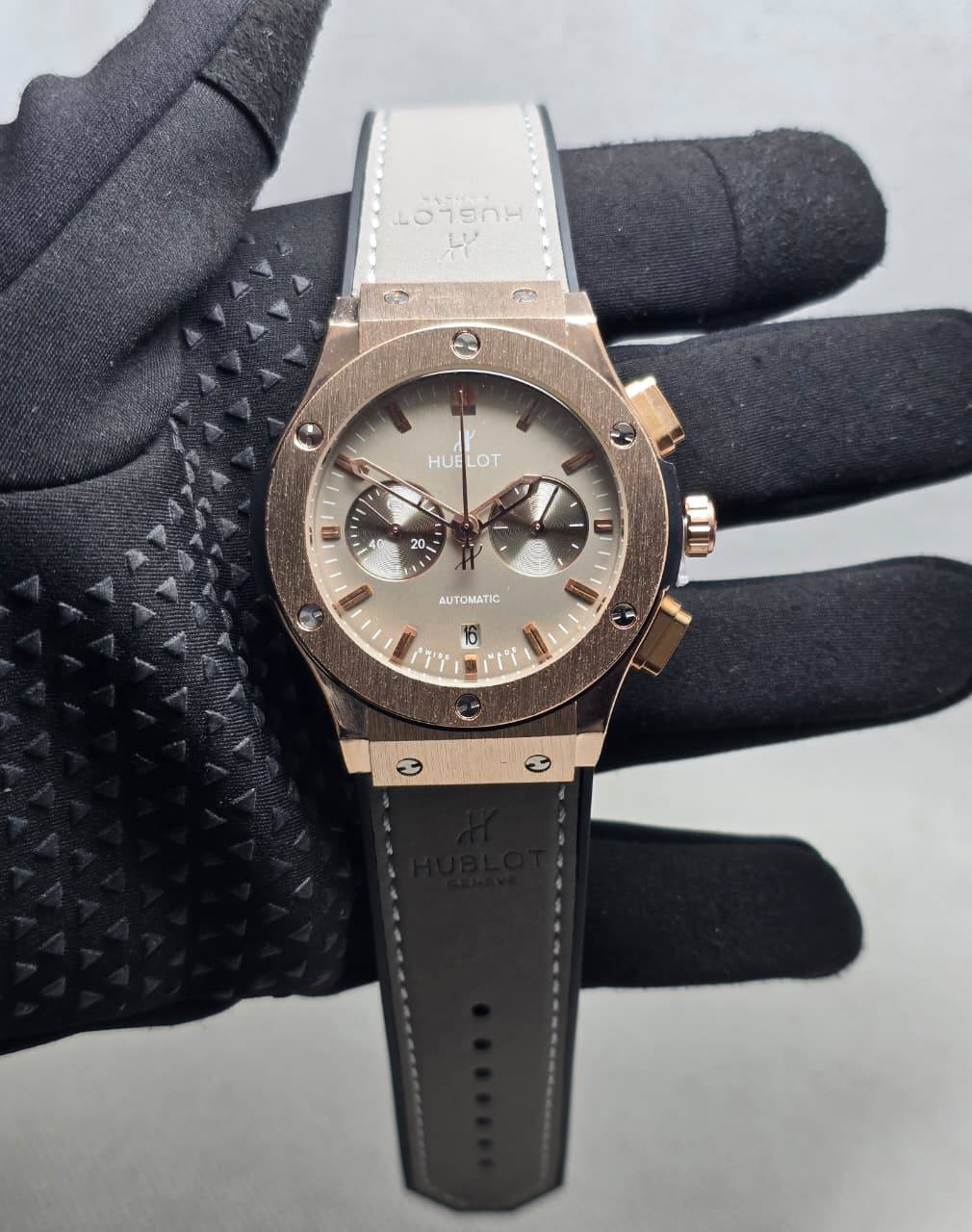 Hublot Men
*Chronograph working*
90 dhs🪙💕

Zain29
♥️♥️♥️