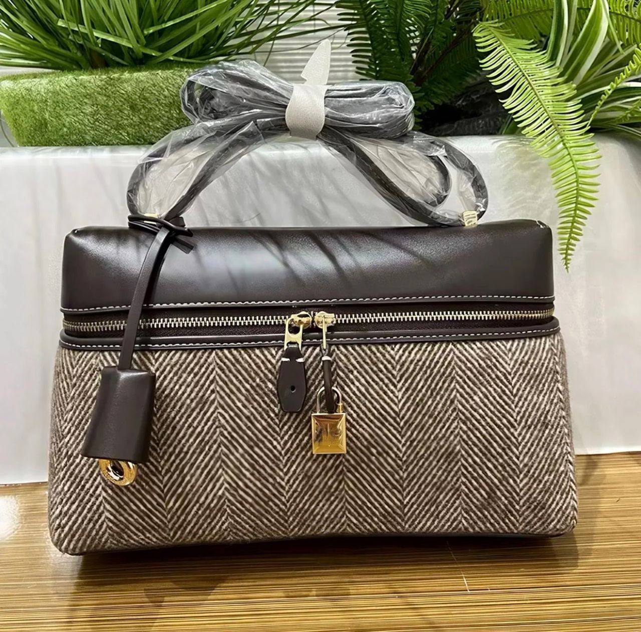 Loro Piana
95 dhs❤️
SIZE：19cm
 good quality 

with box
🎁🎁🎁

Zain35
♥️♥️♥️