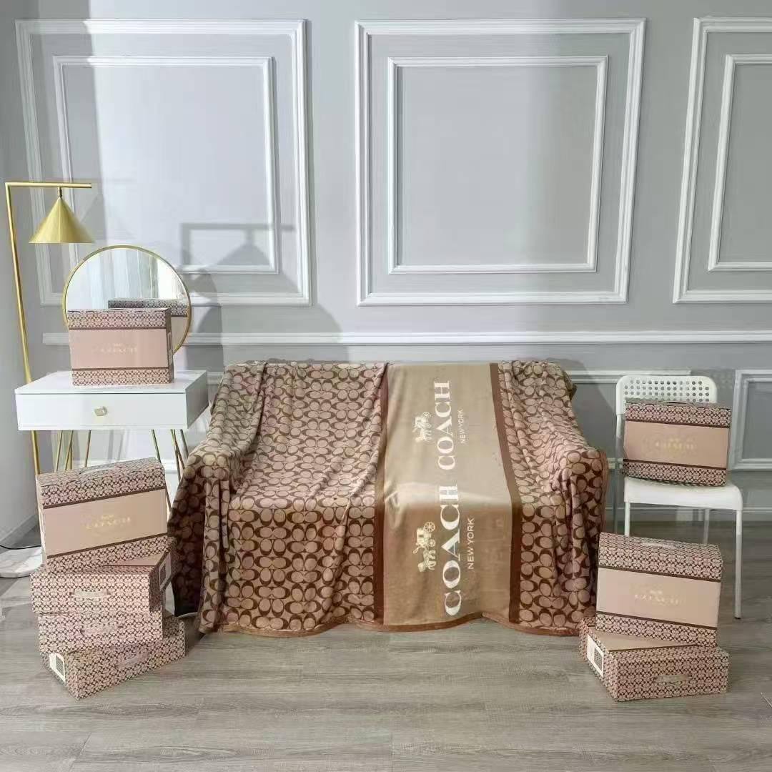 Blanket 

200*230 cm
Double size 

55 dhs💓

with box
🎁🎁🎁

Zain17
♥️♥️♥️