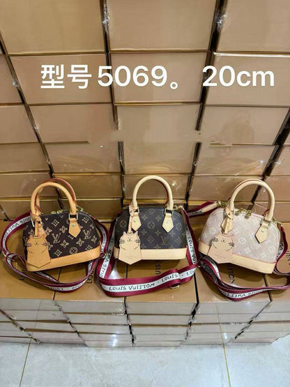 LV
100 dhs✅
SIZE：20cm
Good-quality 

with box
🎁🎁🎁

Zain35
♥️♥️♥️