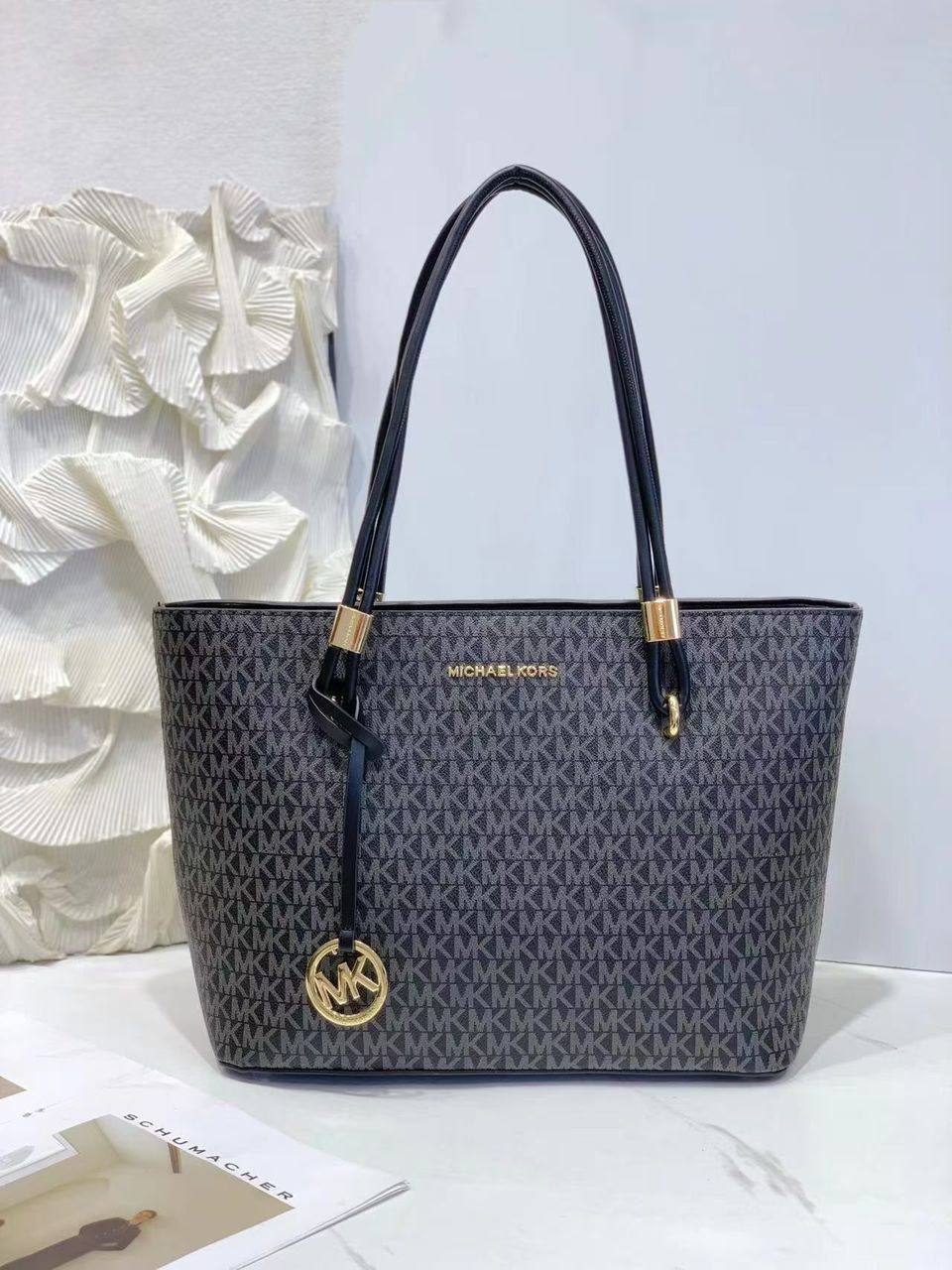 MK
95 dhs✅
SIZE：33×13×26cm
Good quality

Zain35
♥️♥️♥️