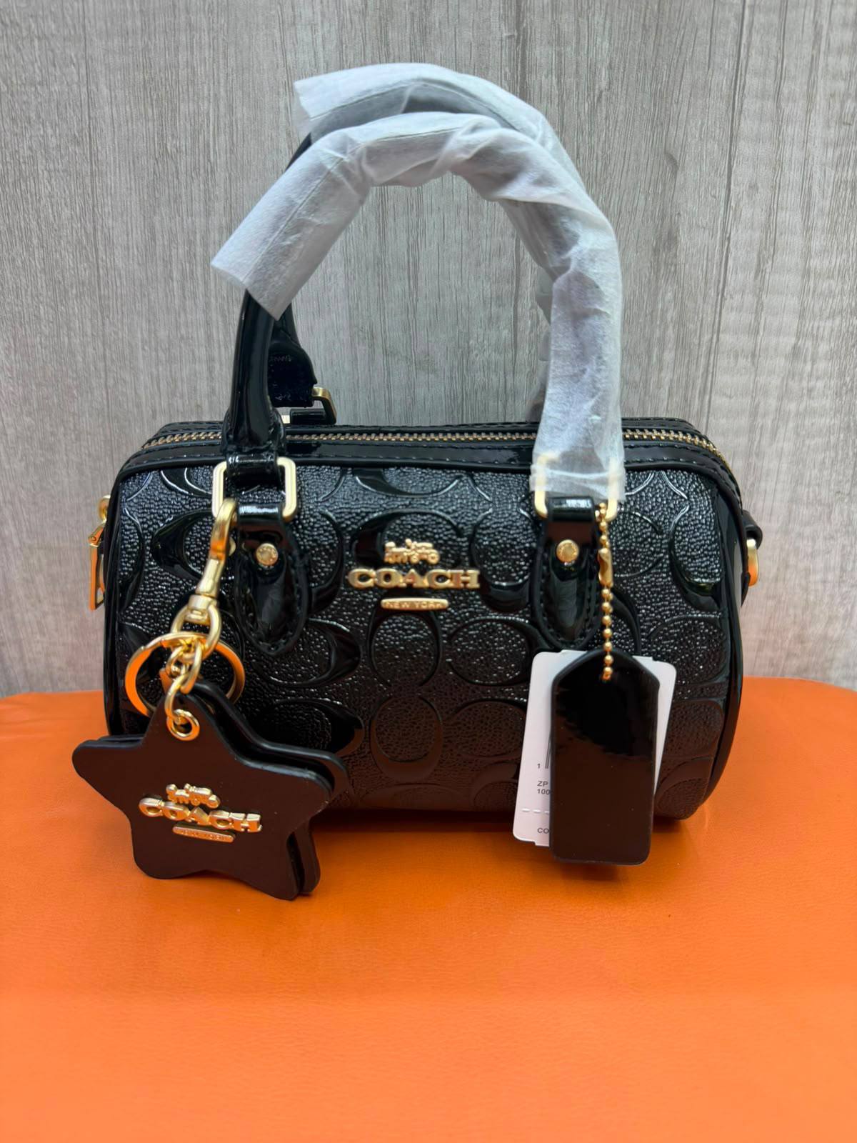 COACH

Size  18cm

Withbox
100 dhs🇦🇪🇦🇪

Zain04
♥️♥️♥️