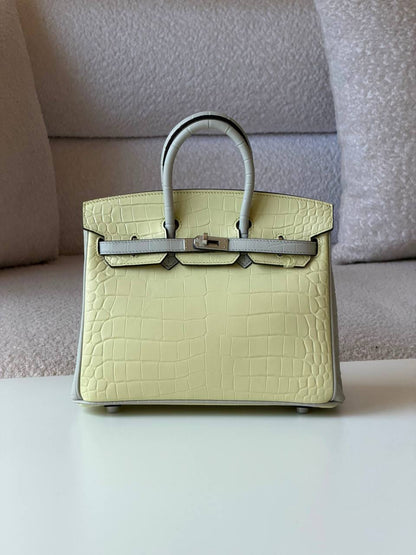 Hermes
Birkin croc 25cm💕master quality😍with box❤️
750 dhs✅

Zain52
♥️♥️♥️