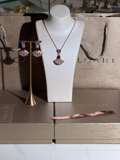 Bvlgari
Flower Pendant Necklace Set
Latest Collection  😍
Quality: Super Master
For Price 👇 WhatsApp✅
0568585901 
0507557372
0552275751 Owner Zain 👌

Zain268
♥️♥️♥️