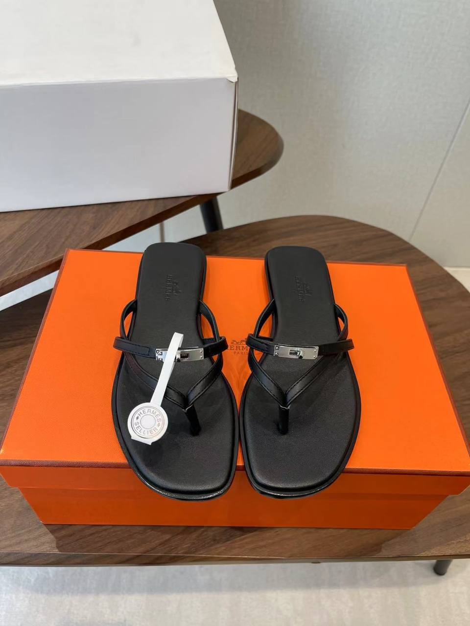 Hermes ❤️
*High quality*❤️
*size: 36 to 42*❤️
350 dhs✅

Zain119
♥️♥️♥️