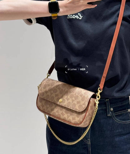 Coach 
Size:24cm

With box
🎁🎁🎁

90 dhs🪙🌨️

Zain148
♥️♥️♥️