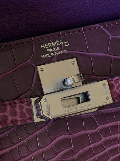 Hermes Elan

 27cm 💕

superMaster quality😍

with box❤️
700 dhs🇦🇪🇦🇪


Zain52
♥️♥️♥️