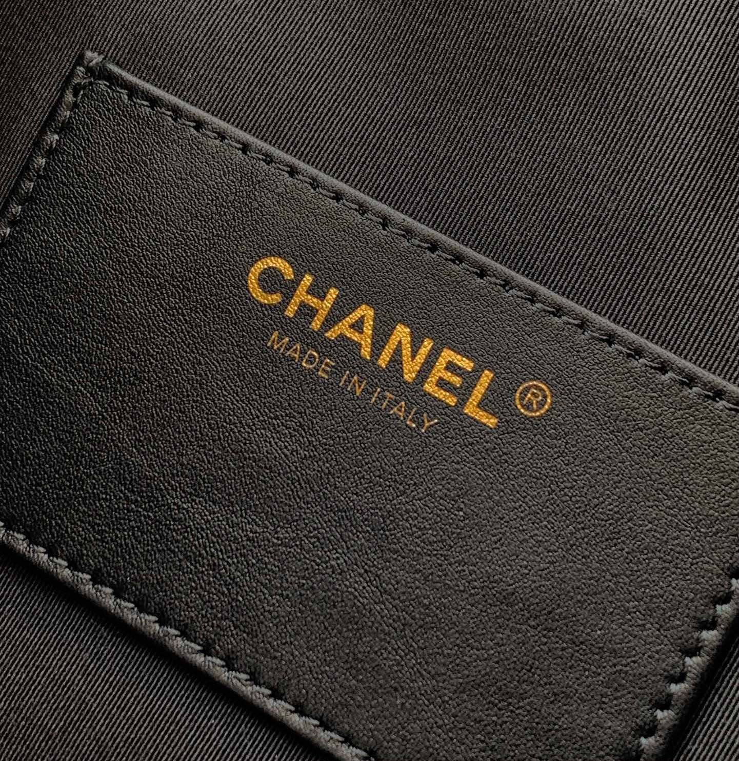 CHANEL 
HIGH QUALITY 
130 dhs🇦🇪🇦🇪

Zain295
♥️♥️♥️