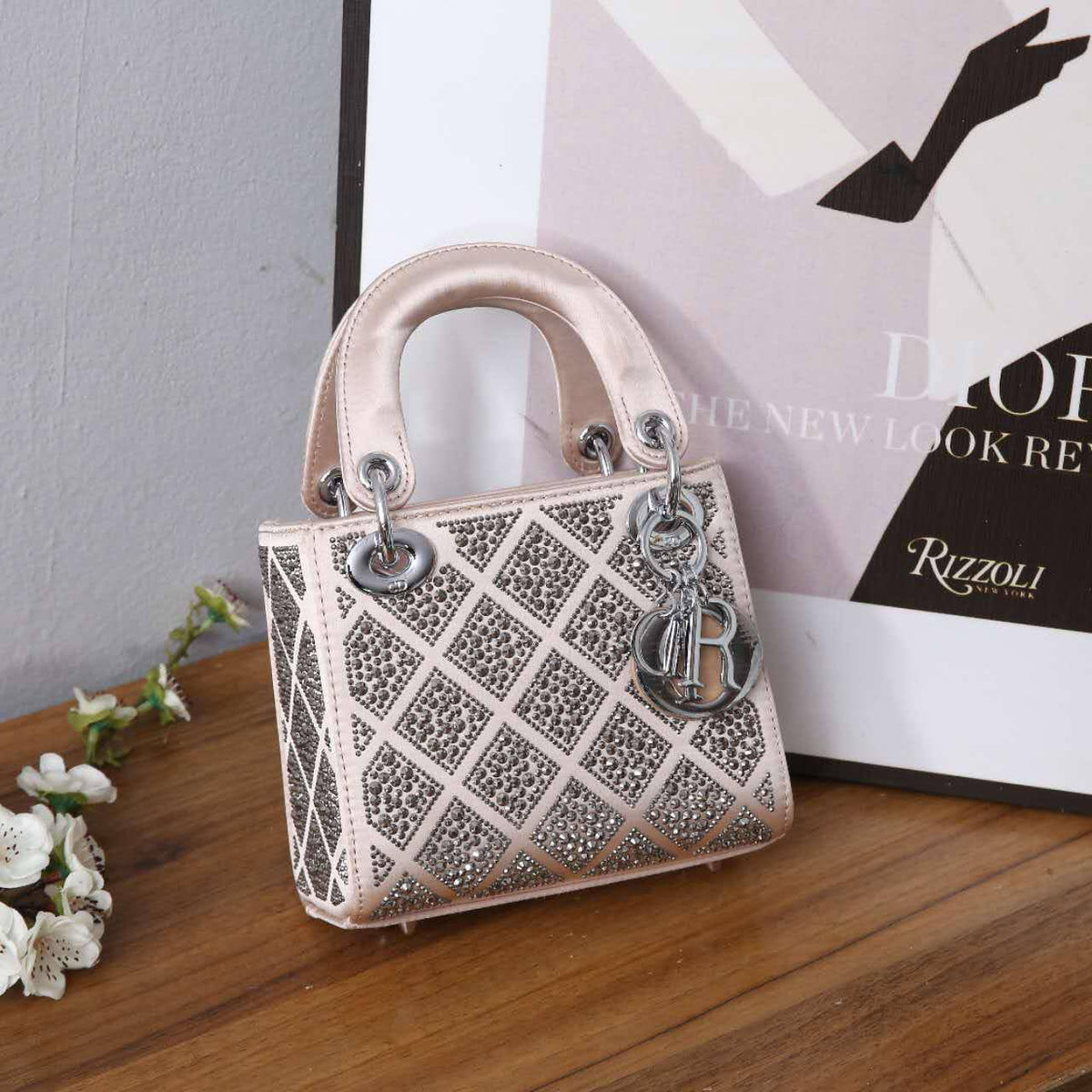 DIOR

best quality 
with box
130 dhs🇦🇪🇦🇪

size18CM

Zain290
♥️♥️♥️