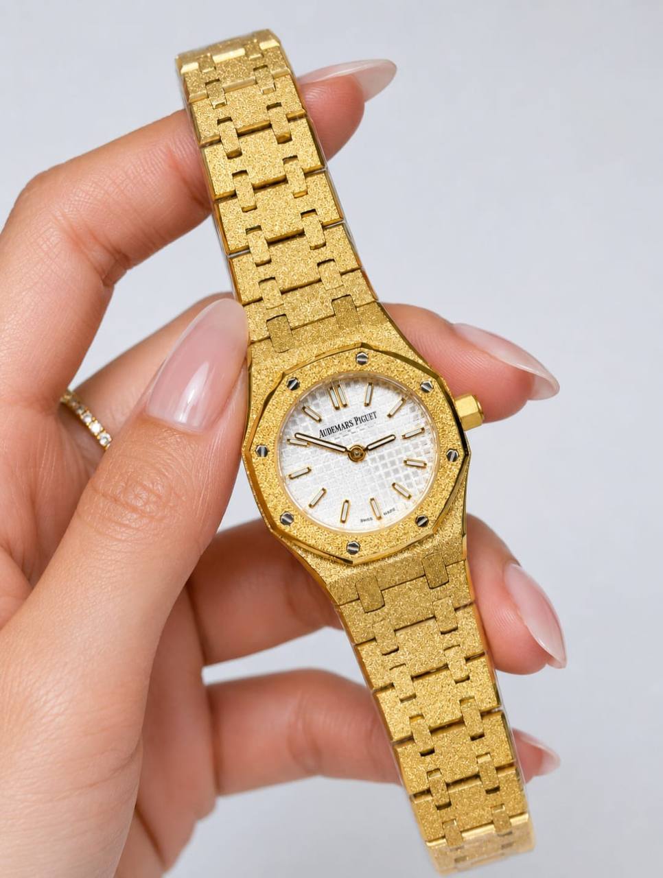 Ap watch for ladies 
good quality 
340 dhs✅
 (size 23mm )

Zain59
♥️♥️♥️