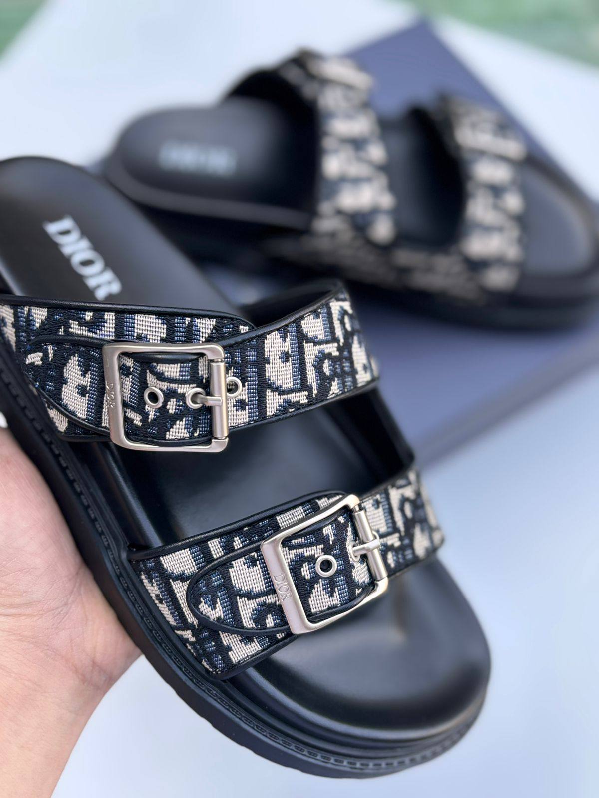 Dior slipper (men)
120 dhs💓
Size 40-45

Zain55
♥️♥️♥️
