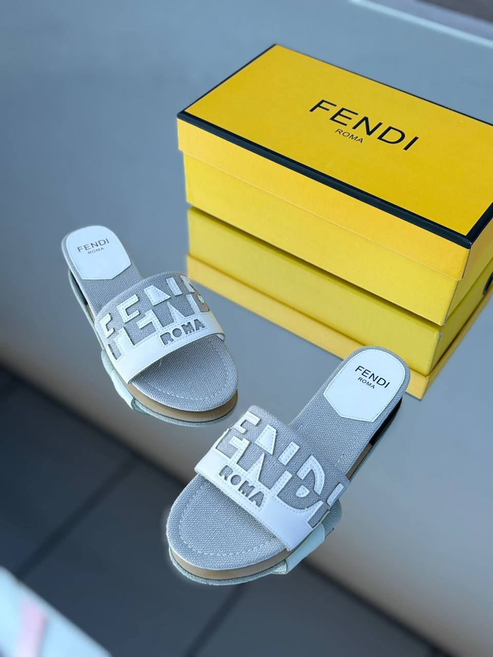 Fendi slipper
85 dhs🪙💕
Size 36-42

Zain55
♥️♥️♥️
