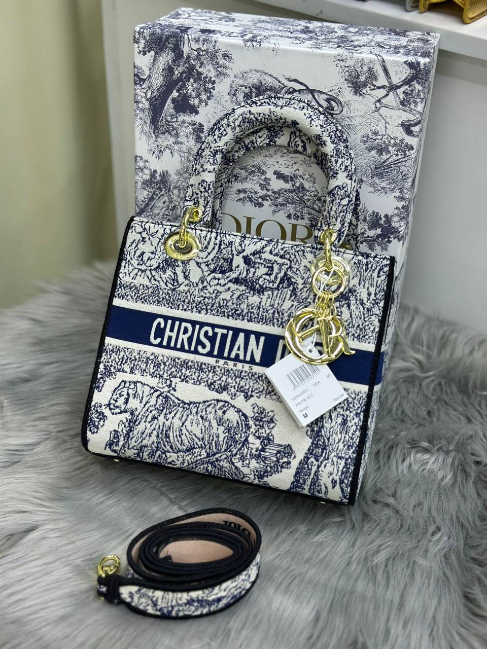 DIOR
SIZE………. 24CM🌷

115 dhs💓

with BOX✅
🎁🎁🎁

Zain244
♥️♥️♥️