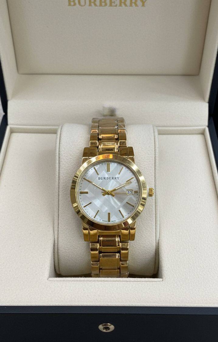 BURBERRY LADIES 
GOOD QUALITY 💯
60 dhs🪙💕

Zain133
♥️♥️♥️