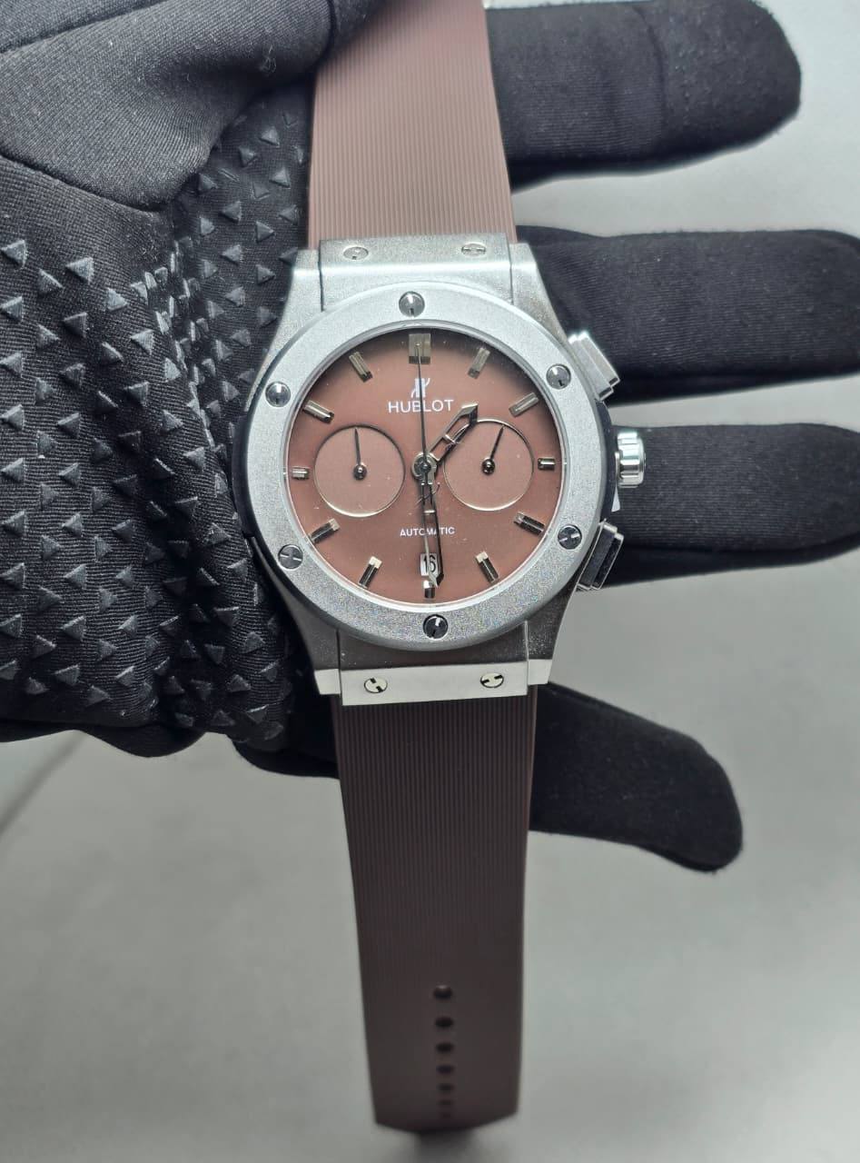 Hublot Men
*Chronograph working*
90 dhs🪙💕

Zain29
♥️♥️♥️