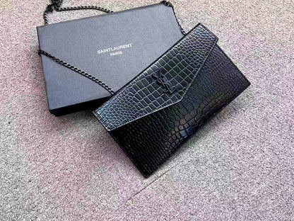 YSL
75 dhs🇦🇪🇦🇪
with box

Zain26
♥️♥️♥️