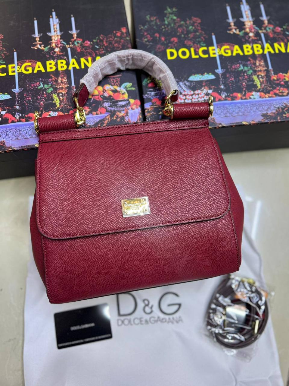 ❤️ D&G
1️⃣ First quality +🎁
Size : 25 * 22 * 13 cm
95 dhs✅
with box 🎁

Zain115
♥️♥️♥️