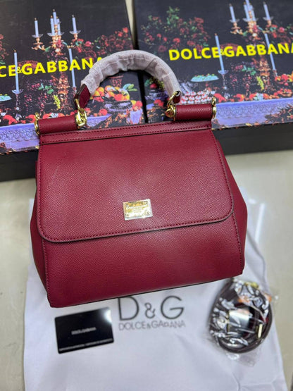 ❤️ D&G
1️⃣ First quality +🎁
Size : 25 * 22 * 13 cm
95 dhs✅
with box 🎁

Zain115
♥️♥️♥️