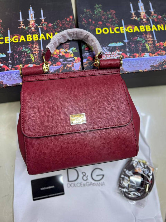 ❤️ D&G
1️⃣ First quality +🎁
Size : 25 * 22 * 13 cm
95 dhs✅
with box 🎁

Zain115
♥️♥️♥️