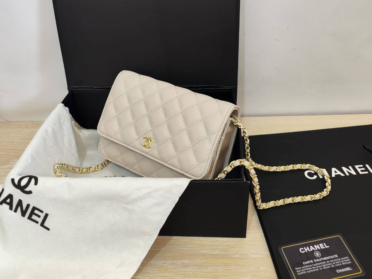 Chanel
85 dhs✅

with box
🎁🎁🎁

size 20cm

Zain26
♥️♥️♥️