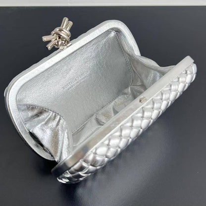 Bottega Veneta Knot Minaudière Clutch in Intreccio Mirror Leather✅*
*Size 19 cm*
For Price 👇 WhatsApp✅
0568585901 
0507557372
0552275751 Owner Zain 👌

Zain274
♥️♥️♥️