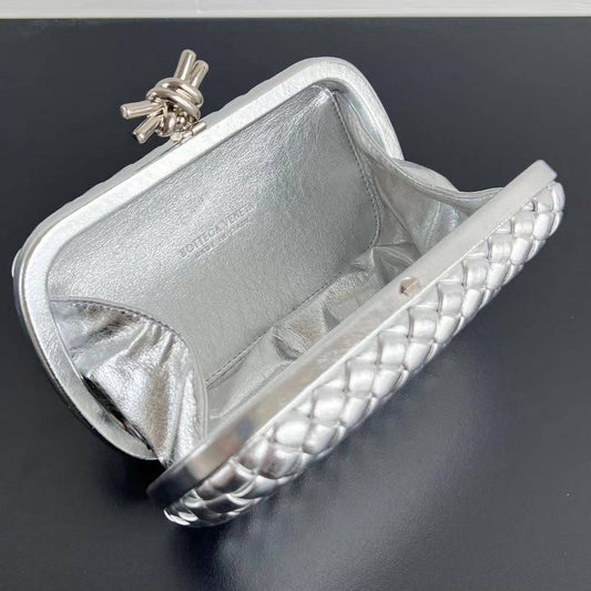 Bottega Veneta Knot Minaudière Clutch in Intreccio Mirror Leather✅*
*Size 19 cm*
For Price 👇 WhatsApp✅
0568585901 
0507557372
0552275751 Owner Zain 👌

Zain274
♥️♥️♥️