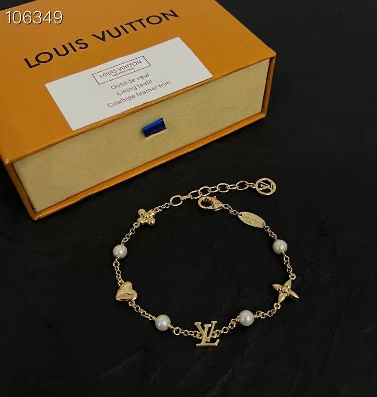 LV ❤️‍🔥*
Bracelet ✨
Master quality 💯
With normal boxes 📦 
And paper bag 🛍️
45 dhs✅
With master box 🗃️ 
60 dhs✅

Zain216
♥️♥️♥️