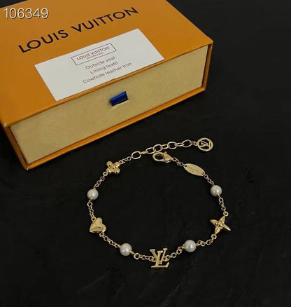 LV ❤️‍🔥*
Bracelet ✨
Master quality 💯
With normal boxes 📦 
And paper bag 🛍️
45 dhs✅
With master box 🗃️ 
60 dhs✅

Zain216
♥️♥️♥️