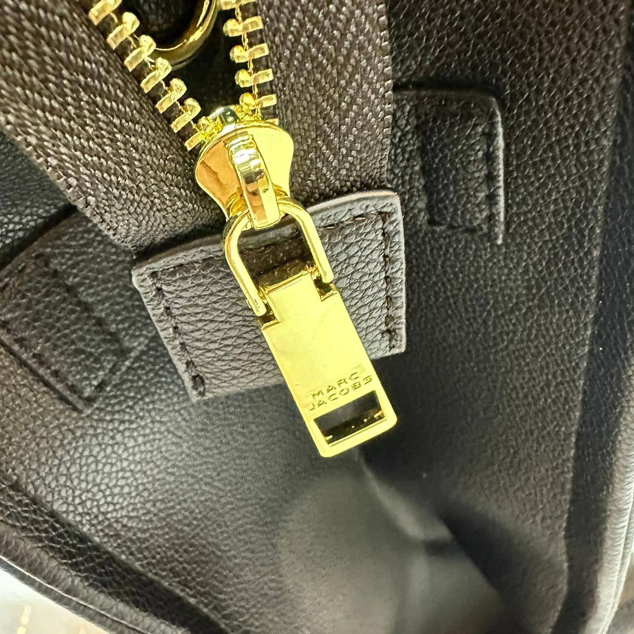 MARC JACOBS 

TOTE BAG BIG SIZE NEW 

CAME GOOD QUALITY 

120 dhs🪙💕
SIZE: 40cm

Zain39
♥️♥️♥️
