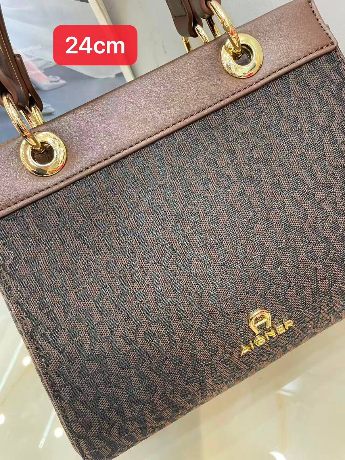 Aigner 
24cm 
110 dhs🇦🇪🇦🇪

Zain168
♥️♥️♥️