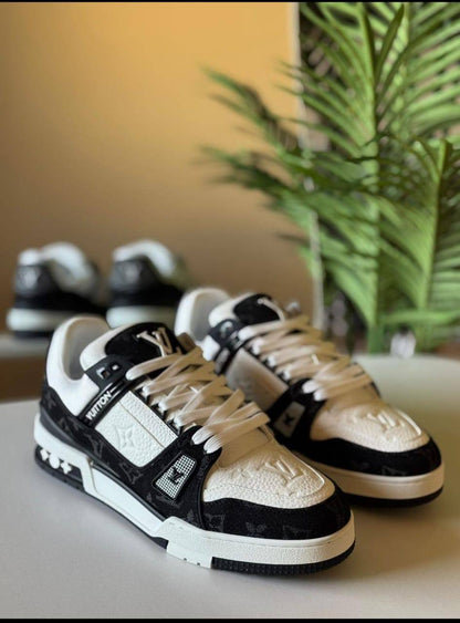LV
Trainers Sneakers 
New Arrived 
Size 36 to 41
140 dhs🪙🌨️
Very good quality ✅

Zain21
♥️♥️♥️