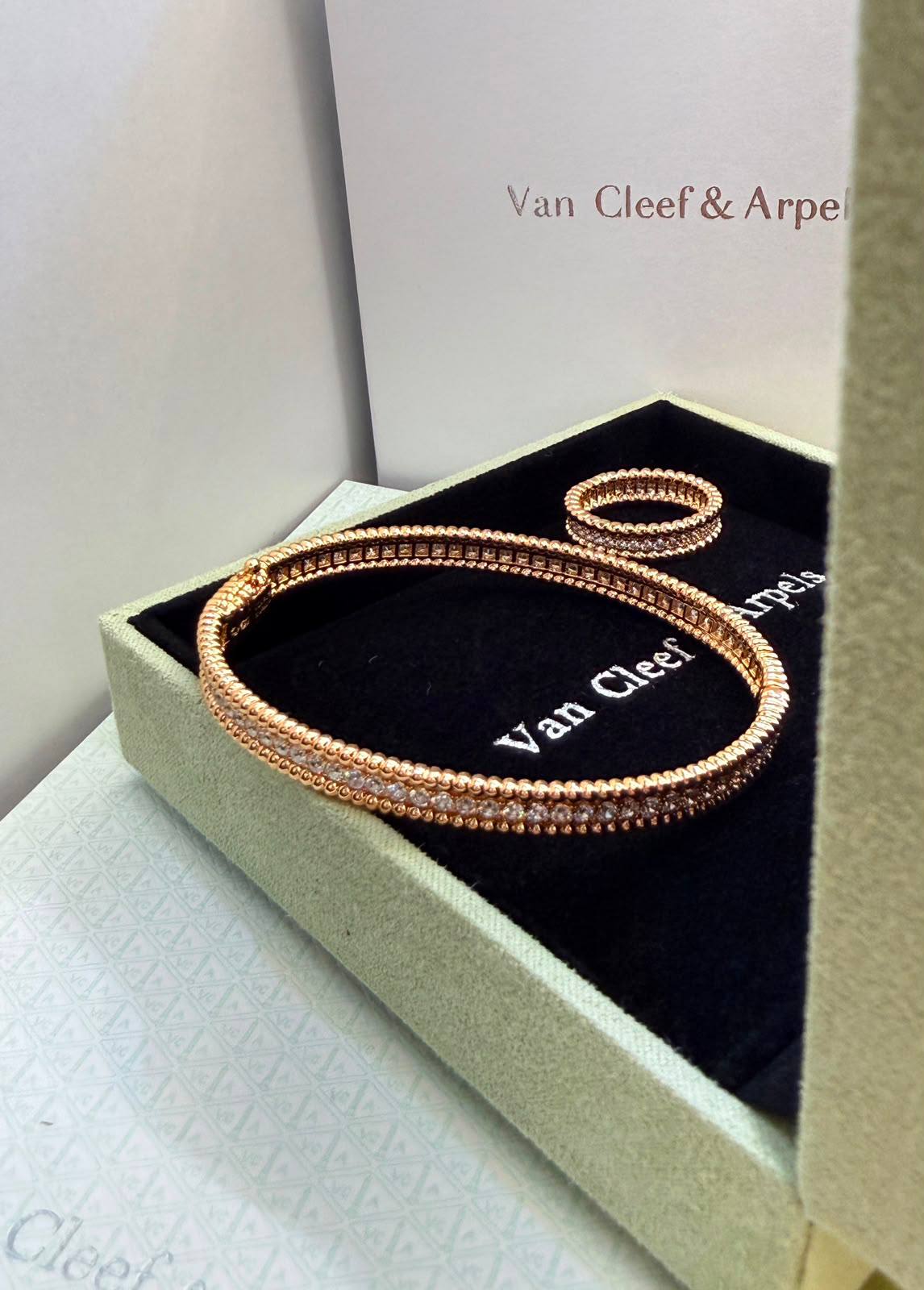 VCA
Bangle 
Ring 
230 dhs🇦🇪🇦🇪 with Original box 📦 
Supermaster Quality❤️

Zain209
♥️♥️♥️