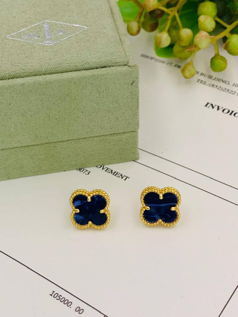VCA Set 🌼💫
*NECKLACE 1 FLOWER*
*BRACELET 5&1 FLOWER*
*EARRING   1* *FLOWER*  
260 dhs✅
       _*WITH*_
    *Good Box* and Paper BAG🎁🛍️

Zain89
♥️♥️♥️