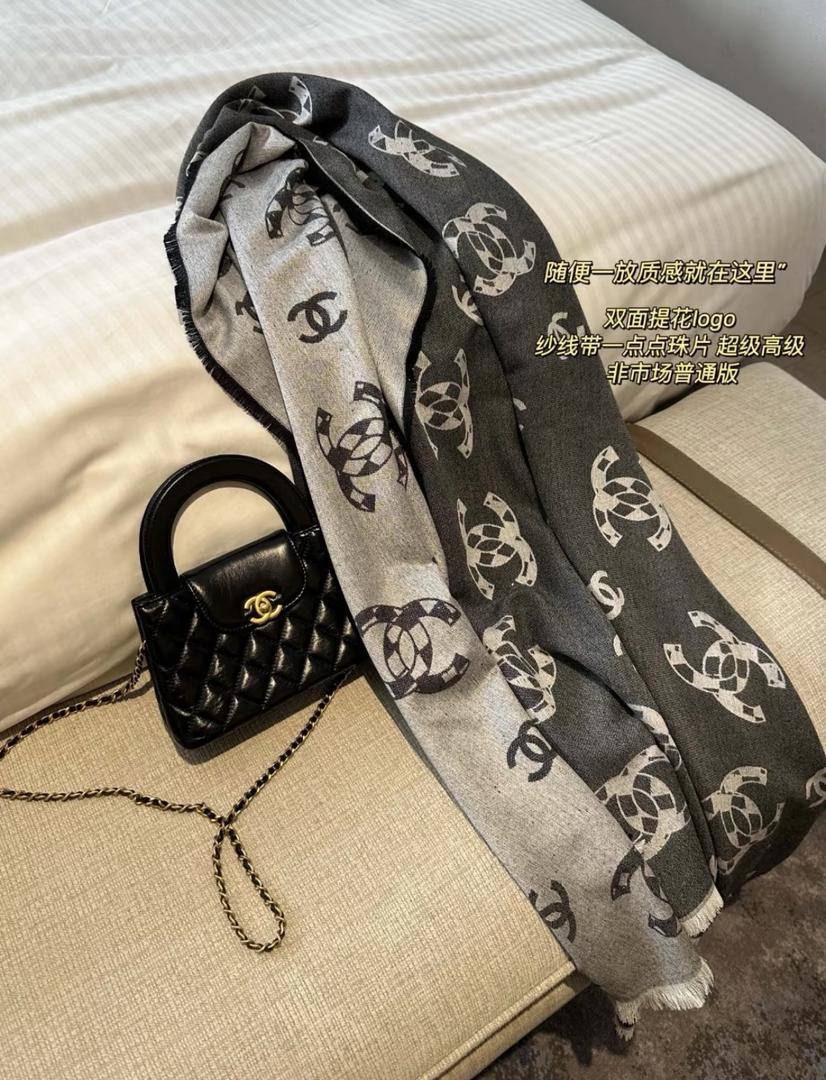 Chanel
95 dhs🪙
size：22cm

Good quality 

with box
🎁🎁🎁

Zain39
♥️♥️♥️
