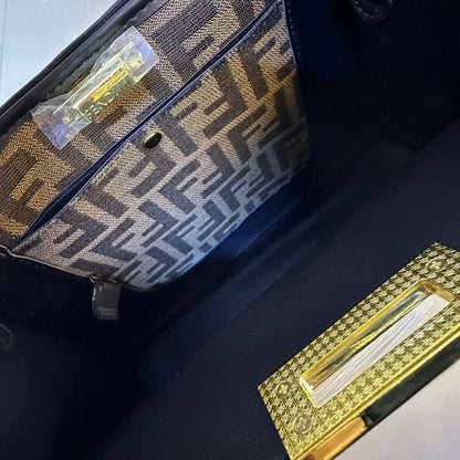 FENDI 
COPY ONE NEW CAME 
170 dhs💓

Zain39
♥️♥️♥️