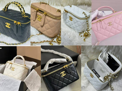 Chanel 
good quality, 
comes with box,  
🎁🎁🎁

size...19* 10  cm 
100 dhs💓

Zain12
♥️♥️♥️