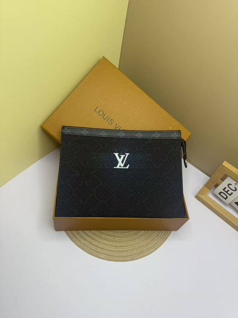 Pouch
60 dhs🪙
with box
🎁🎁🎁

size 27×5×21cm

Zain42
♥️♥️♥️