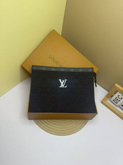 Pouch
60 dhs🪙
with box
🎁🎁🎁

size 27×5×21cm

Zain42
♥️♥️♥️
