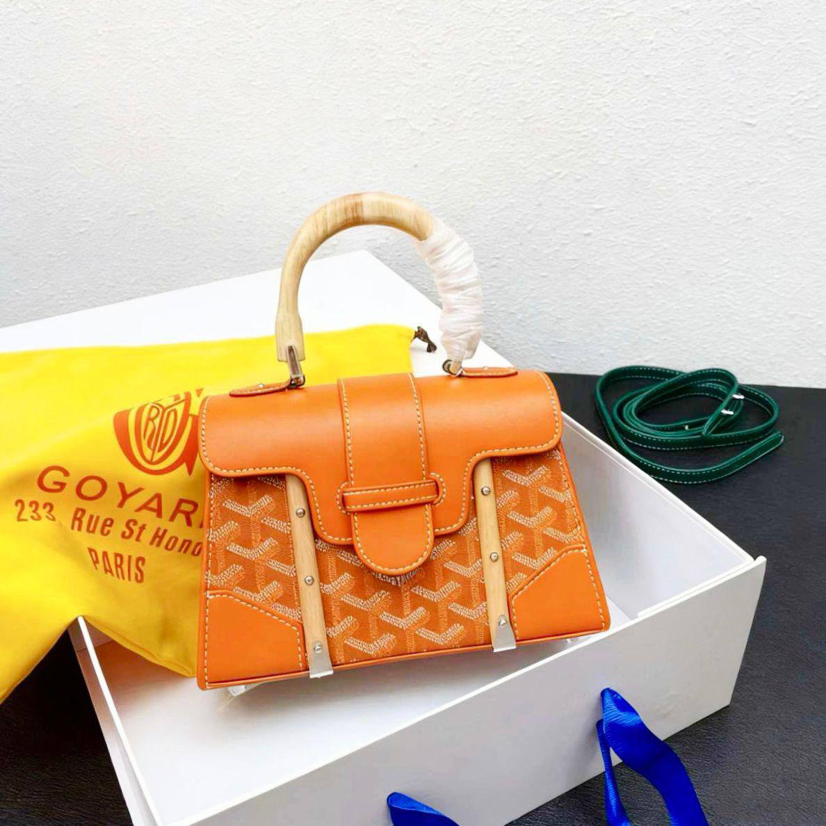 GOYARD 
HIGH QUALITY 
WITH BOX 
🎁🎁🎁

125 dhs❤️

Zain250
♥️♥️♥️