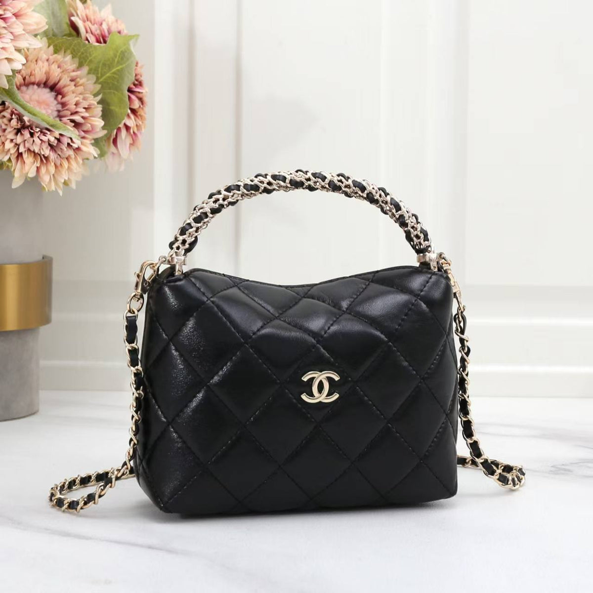 CHANEL

Best quality 
with box
100 dhs🇦🇪🇦🇪

size 20CM

Zain290
♥️♥️♥️