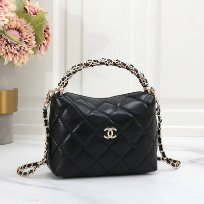 CHANEL

Best quality 
with box
100 dhs🇦🇪🇦🇪

size 20CM

Zain290
♥️♥️♥️