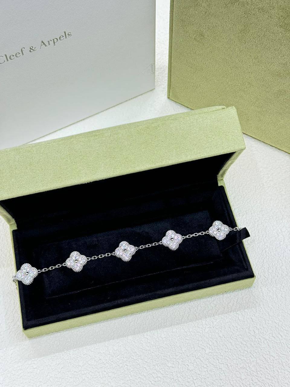 VCA 
Bracelet 🦋
Master quality 💯
With normal boxes 🗃️ 
75 dhs✅

With master box 📦 
120 dhs✅

Zain216
♥️♥️♥️